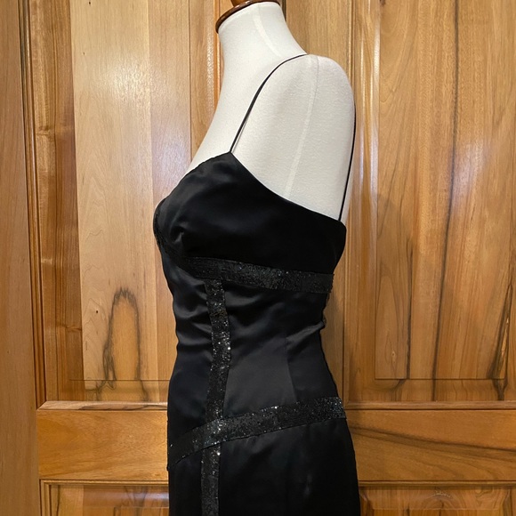 Vera Wang Black Satin Wedding Dress - Picture 8 of 16